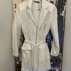 NWOT Gorgeous White OCCASION SEQUIN STRUCTURED BELTED BLAZER. Size 4